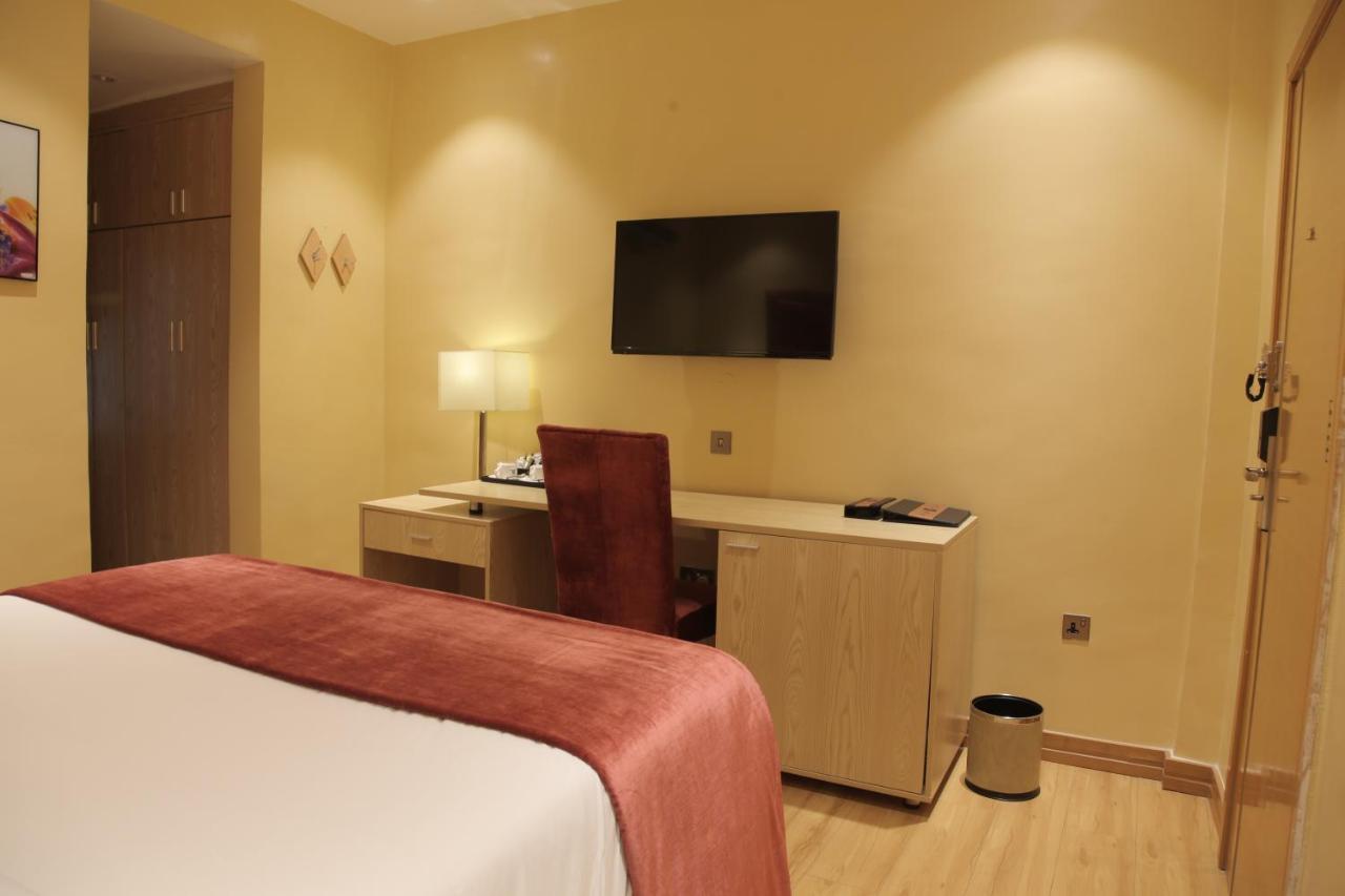Bon Hotel Elvis Mobushipe Екстериор снимка