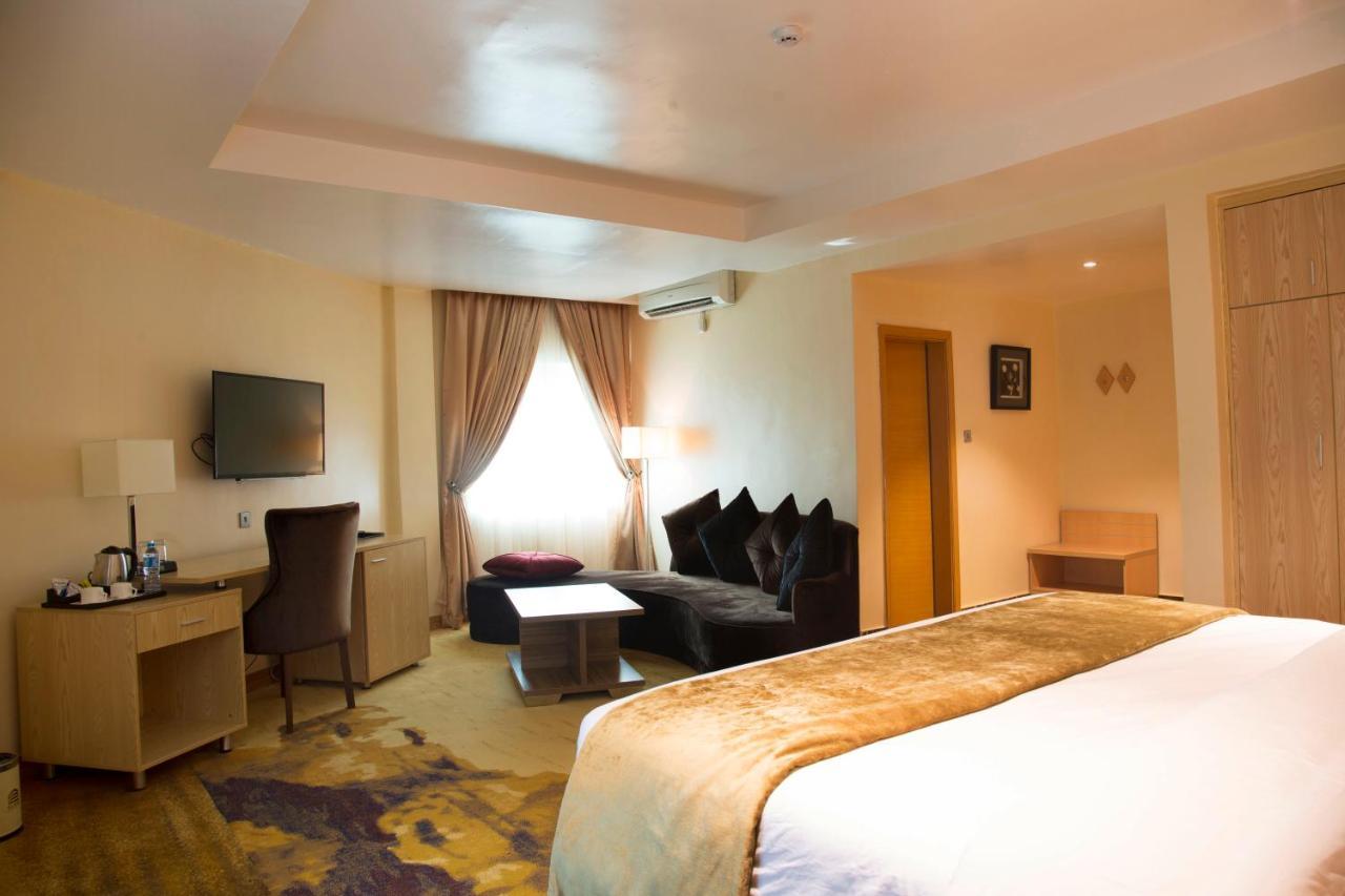 Bon Hotel Elvis Mobushipe Екстериор снимка